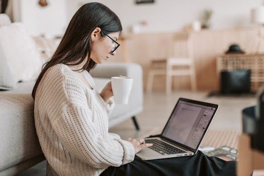 Freelance writer at a coffee shop